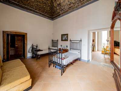 Lasciata la stanza rossa ci addentriamo ora nella parte cinquecentesca del �castello�. In realt� qui, all�interno delle stanze, � rimasto ben poco degli ornamenti originari se non i soffitti, abilmente dipinti da un pittore di scuola caravaggesca